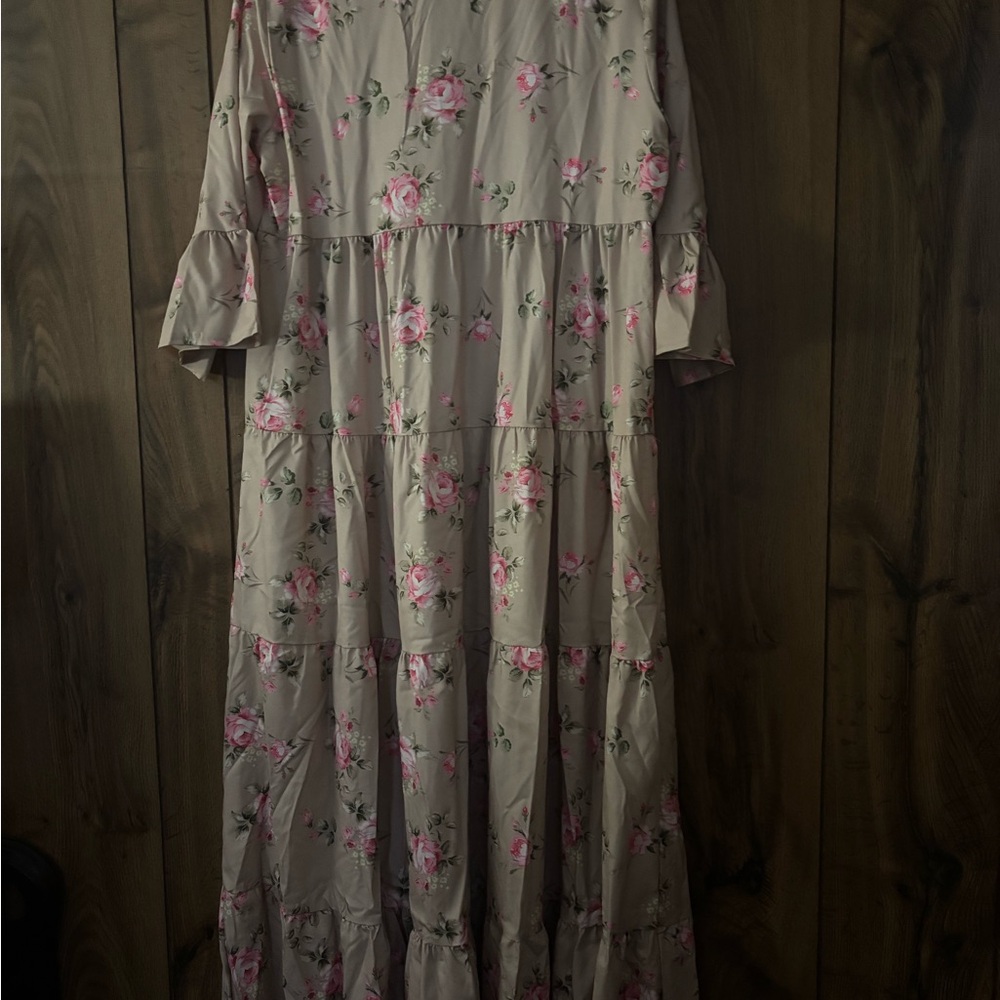 Chic Floral Maxi Dress in Pink and Cream
